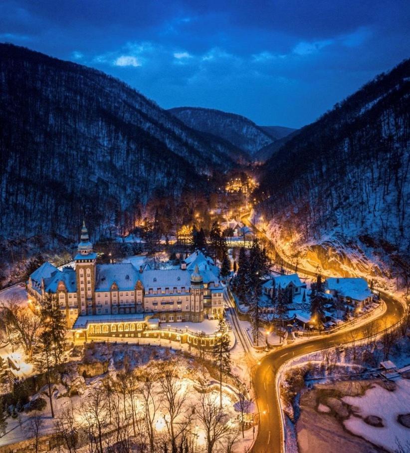 Riverside Apartman**** Мишкольц Экстерьер фото
